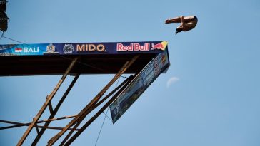 Sărituri în apă de la mare înălţime: Cătălin Preda, la un pas de podium în prima etapă din Seria Mondială Red Bull Cliff Diving