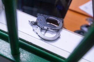 Braşov: Bărbat condamnat pentru omor comis în urmă cu 30 de ani, anchetat pentru tentativă de omor / Victima e fiul concubinei sale, pe care l-a lovit cu toporul în cap