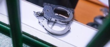 Braşov: Bărbat condamnat pentru omor comis în urmă cu 30 de ani, anchetat pentru tentativă de omor / Victima e fiul concubinei sale, pe care l-a lovit cu toporul în cap