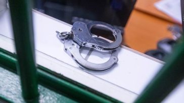 Braşov: Bărbat condamnat pentru omor comis în urmă cu 30 de ani, anchetat pentru tentativă de omor / Victima e fiul concubinei sale, pe care l-a lovit cu toporul în cap