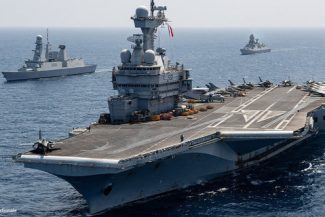 Portavionul „Charles de Gaulle” traversează Canalul Suez, îndreptându-se spre Golful Aden. Coaliţia ţărilor nebeligerante este „pregătită” şi „capabilă” să asigure securitatea Strâmtorii Ormuz. Franţa propune SUA şi Iranului să trateze problema „separat”