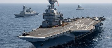 Portavionul „Charles de Gaulle” traversează Canalul Suez, îndreptându-se spre Golful Aden. Coaliţia ţărilor nebeligerante este „pregătită” şi „capabilă” să asigure securitatea Strâmtorii Ormuz. Franţa propune SUA şi Iranului să trateze problema „separat”