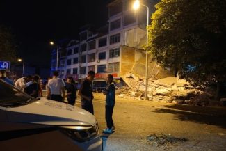China – Doi morţi şi mii de persoane evacuate în urma unui cutremur în sudul ţării. Mai multe clădiri s-au prăbuşit