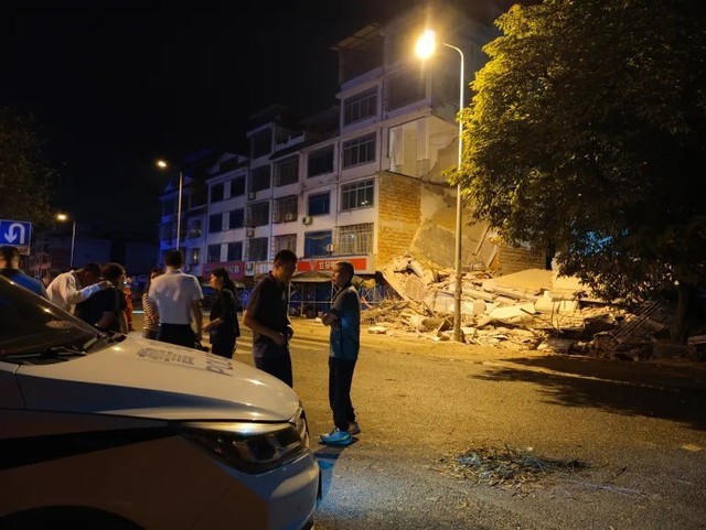 China – Doi morţi şi mii de persoane evacuate în urma unui cutremur în sudul ţării. Mai multe clădiri s-au prăbuşit