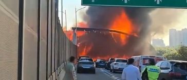 Treisprezece morţi în centrul Chinei, într-o coliziune într-un minibuz şi o semiremorcă urmat de un incendiu