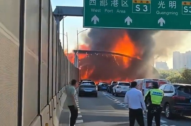 Treisprezece morţi în centrul Chinei, într-o coliziune într-un minibuz şi o semiremorcă urmat de un incendiu