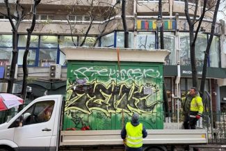 Chioşc „uitat” 20 de ani pe Magheru, principalul bulevard al Capitalei, ridicat de Poliţia locală şi Administraţia Străzilor: Sub el era o mizerie cruntă, dar zona a fost curăţată – FOTO