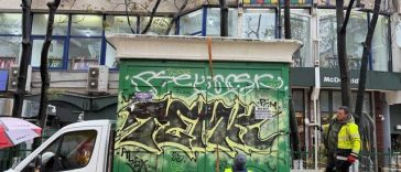 Chioşc „uitat” 20 de ani pe Magheru, principalul bulevard al Capitalei, ridicat de Poliţia locală şi Administraţia Străzilor: Sub el era o mizerie cruntă, dar zona a fost curăţată – FOTO