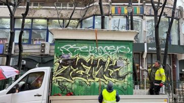 Chioşc „uitat” 20 de ani pe Magheru, principalul bulevard al Capitalei, ridicat de Poliţia locală şi Administraţia Străzilor: Sub el era o mizerie cruntă, dar zona a fost curăţată – FOTO