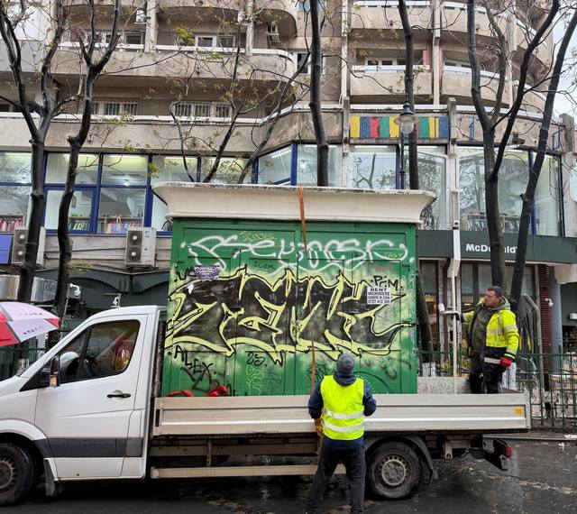 Chioşc „uitat” 20 de ani pe Magheru, principalul bulevard al Capitalei, ridicat de Poliţia locală şi Administraţia Străzilor: Sub el era o mizerie cruntă, dar zona a fost curăţată – FOTO