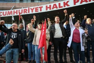 Justiţia turcă suspendă conducerea principalei formaţiuni din opoziţie, Partidul Republican al Poporului. Kemal Kiliçdaroglu, fostul şef al CHP, în dizgraţie în partid, repus la conducere. ”Nu mă voi preda”, anunţă liderul înlăturat, Özgür Özel