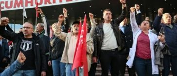 Justiţia turcă suspendă conducerea principalei formaţiuni din opoziţie, Partidul Republican al Poporului. Kemal Kiliçdaroglu, fostul şef al CHP, în dizgraţie în partid, repus la conducere. ”Nu mă voi preda”, anunţă liderul înlăturat, Özgür Özel