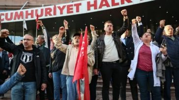 Justiţia turcă suspendă conducerea principalei formaţiuni din opoziţie, Partidul Republican al Poporului. Kemal Kiliçdaroglu, fostul şef al CHP, în dizgraţie în partid, repus la conducere. ”Nu mă voi preda”, anunţă liderul înlăturat, Özgür Özel