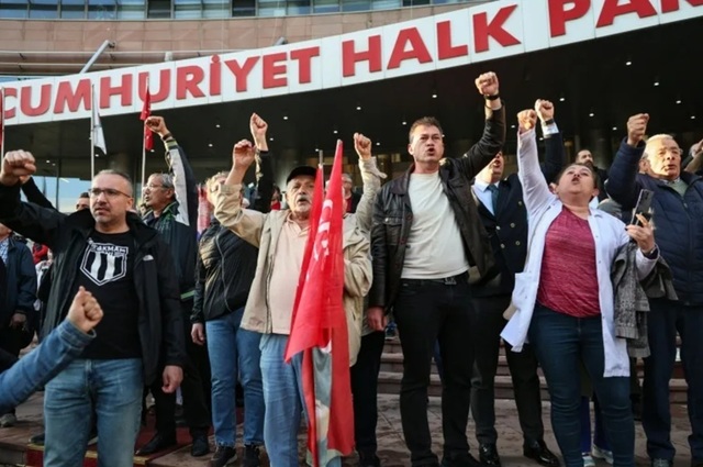 Justiţia turcă suspendă conducerea principalei formaţiuni din opoziţie, Partidul Republican al Poporului. Kemal Kiliçdaroglu, fostul şef al CHP, în dizgraţie în partid, repus la conducere. ”Nu mă voi preda”, anunţă liderul înlăturat, Özgür Özel