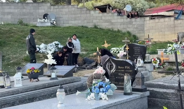 Misterul mormântului din care se aud ciocănituri a îngrozit Slovacia. O familie susţine că ruda pe care au îngropat-o „le-a răspuns” celor veniţi să o plângă
