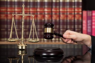 Alba: Adolescenţi de 15 şi 16 ani arestaţi preventiv, după ce ar fi încercat să violeze un băiat de 13 ani care suferea de o malformaţie congenitală/ Victima a fost luată de pe stradă şi dusă în pivniţa unei case nelocuite