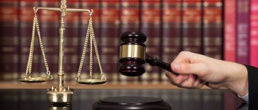 Alba: Adolescenţi de 15 şi 16 ani arestaţi preventiv, după ce ar fi încercat să violeze un băiat de 13 ani care suferea de o malformaţie congenitală/ Victima a fost luată de pe stradă şi dusă în pivniţa unei case nelocuite