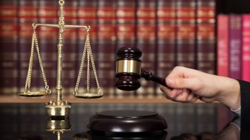 Alba: Adolescenţi de 15 şi 16 ani arestaţi preventiv, după ce ar fi încercat să violeze un băiat de 13 ani care suferea de o malformaţie congenitală/ Victima a fost luată de pe stradă şi dusă în pivniţa unei case nelocuite
