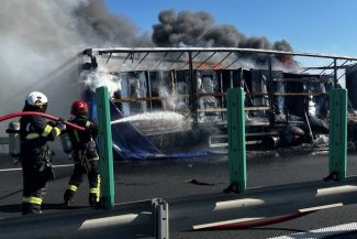 Timiş: Autotren încărcat cu frigorifice, în flăcări pe autostrada A1, pe sensul de mers Timişoara – Deva/ Misiune în desfăşurare a pompierilor militari pentru stingerea incendiului – FOTO