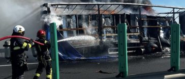 Timiş: Autotren încărcat cu frigorifice, în flăcări pe autostrada A1, pe sensul de mers Timişoara – Deva/ Misiune în desfăşurare a pompierilor militari pentru stingerea incendiului – FOTO