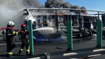 Timiş: Autotren încărcat cu frigorifice, în flăcări pe autostrada A1, pe sensul de mers Timişoara – Deva/ Misiune în desfăşurare a pompierilor militari pentru stingerea incendiului – FOTO