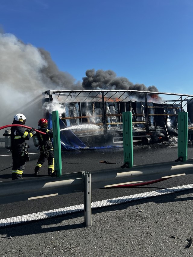 Timiş: Autotren încărcat cu frigorifice, în flăcări pe autostrada A1, pe sensul de mers Timişoara – Deva/ Misiune în desfăşurare a pompierilor militari pentru stingerea incendiului – FOTO