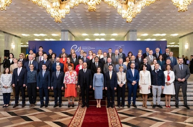 În total 36 de state membre ale Consiliului Europei, inclusiv state UE, aprobă, printr-o rezoluţie a Comitetului Miniştrilor CoE, la Chişinău, înfiinţarea unui Tribunal Special pentru Ucraina. Comisia Europeană anunţă că va contribui cu 10 mil. € la înfii