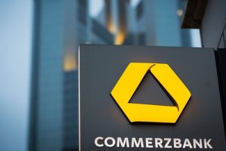 Şefa Commerzbank promite să apere acţionarii în lupta pentru preluare cu UniCredit