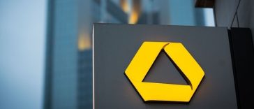 Şefa Commerzbank promite să apere acţionarii în lupta pentru preluare cu UniCredit