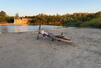 Doi copii în pericol de înec în râul ialomiţa au fost salvaţi de poliţiştii din Prahova/ Minorii intraseră în apă în dreptul unui baraj unde debitul era foarte mare şi nu mai reuşiseră să iasă la mal – FOTO