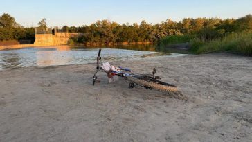 Doi copii în pericol de înec în râul ialomiţa au fost salvaţi de poliţiştii din Prahova/ Minorii intraseră în apă în dreptul unui baraj unde debitul era foarte mare şi nu mai reuşiseră să iasă la mal – FOTO