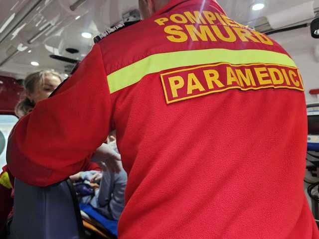 Băiat de cinci ani, căzut de la etajul întâi al unui bloc din Botoşani/ El a fost preluat de un echipaj SMURD şi transportat la spital