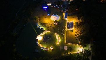 Festivalul Internaţional Shakespeare 2026 – Satul elisabetan, populat ziua de artizani şi bufoni, devine seara scenă pentru concerte şi joc/ FOTO