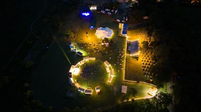 Festivalul Internaţional Shakespeare 2026 – Satul elisabetan, populat ziua de artizani şi bufoni, devine seara scenă pentru concerte şi joc/ FOTO