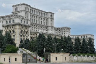 Funcționarii publici din Camera Deputaților contestă noua lege a salarizării și se pregătesc de grevă generală