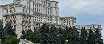 Funcționarii publici din Camera Deputaților contestă noua lege a salarizării și se pregătesc de grevă generală