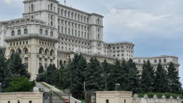Funcționarii publici din Camera Deputaților contestă noua lege a salarizării și se pregătesc de grevă generală