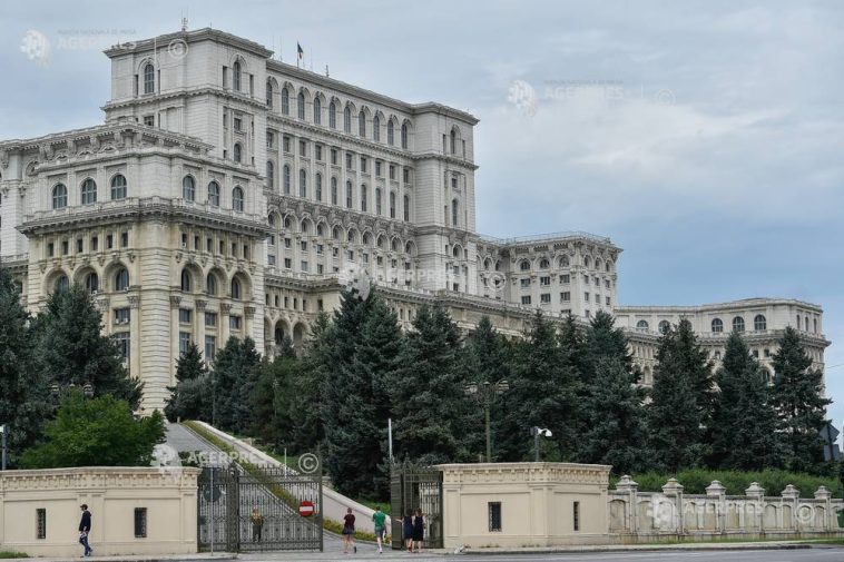 Funcționarii publici din Camera Deputaților contestă noua lege a salarizării și se pregătesc de grevă generală