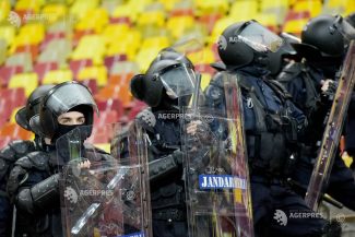 Jandarmeria: Fotbalistul de la Universitatea Craiova nu a fost bruscat, ci îndepărtat de jandarmi pentru un conflict cu un agent de pază