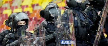 Jandarmeria: Fotbalistul de la Universitatea Craiova nu a fost bruscat, ci îndepărtat de jandarmi pentru un conflict cu un agent de pază