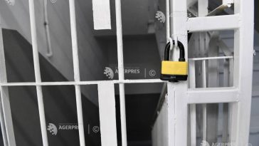 Prahova: Antrenorul de înot acuzat de agresarea sexuală a unei minore a fost reținut pentru 24 de ore