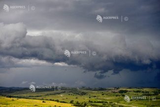 Informare meteo: Vijelii și averse torențiale în nord-vestul, nordul, estul și local centrul și sud-estul țării, până joi seara