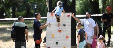 Sondaj Salvați Copiii: Un copil din trei își dorește mai mult timp cu familia