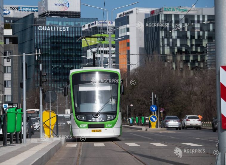 PMB: Accesul mașinilor pe linia tramvaiului 5, împiedicat cu ajutorul stâlpișorilor