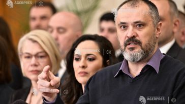 Ghinea (USR): Eu, personal, mi-aș tăia mâna decât să votez un premier Predoiu