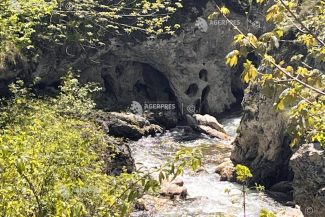 REPORTAJ Vâlcea: Peștera Urșilor – o atracție turistică de pe Cheile Bistriței ce impresionează prin dimensiunea portalului