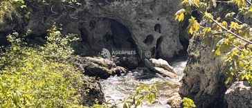 REPORTAJ Vâlcea: Peștera Urșilor – o atracție turistică de pe Cheile Bistriței ce impresionează prin dimensiunea portalului