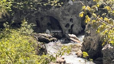 REPORTAJ Vâlcea: Peștera Urșilor – o atracție turistică de pe Cheile Bistriței ce impresionează prin dimensiunea portalului