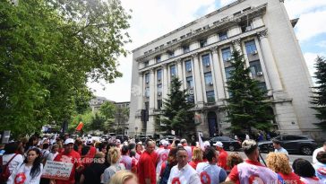 Sindicaliști de la Sanitas protestează în fața Ministerului Muncii, fiind nemulțumiți de proiectul noii legi a salarizării