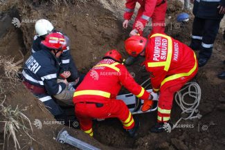 Bacău: Bărbat în stare de inconștiență după ce un mal de pământ s-a prăbușit peste el în orașul Dărmănești